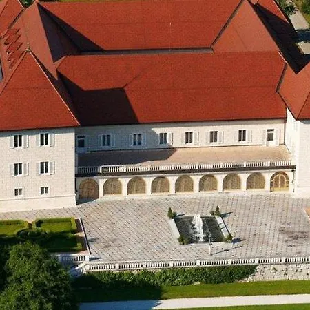 Elegans Brdo מלון 4*